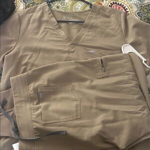 Figs women’s latte scrub set